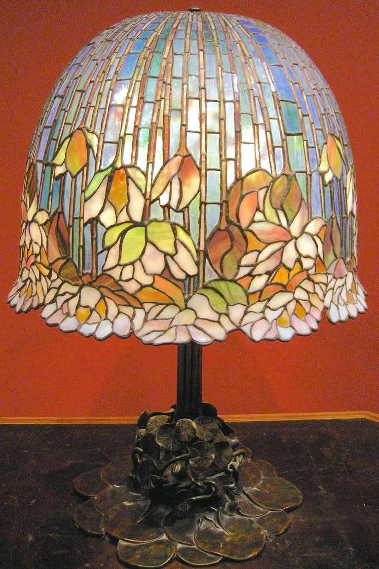 Louis Comfort Tiffany, lampada da tavolo pomb lily, 1900-10 ca.