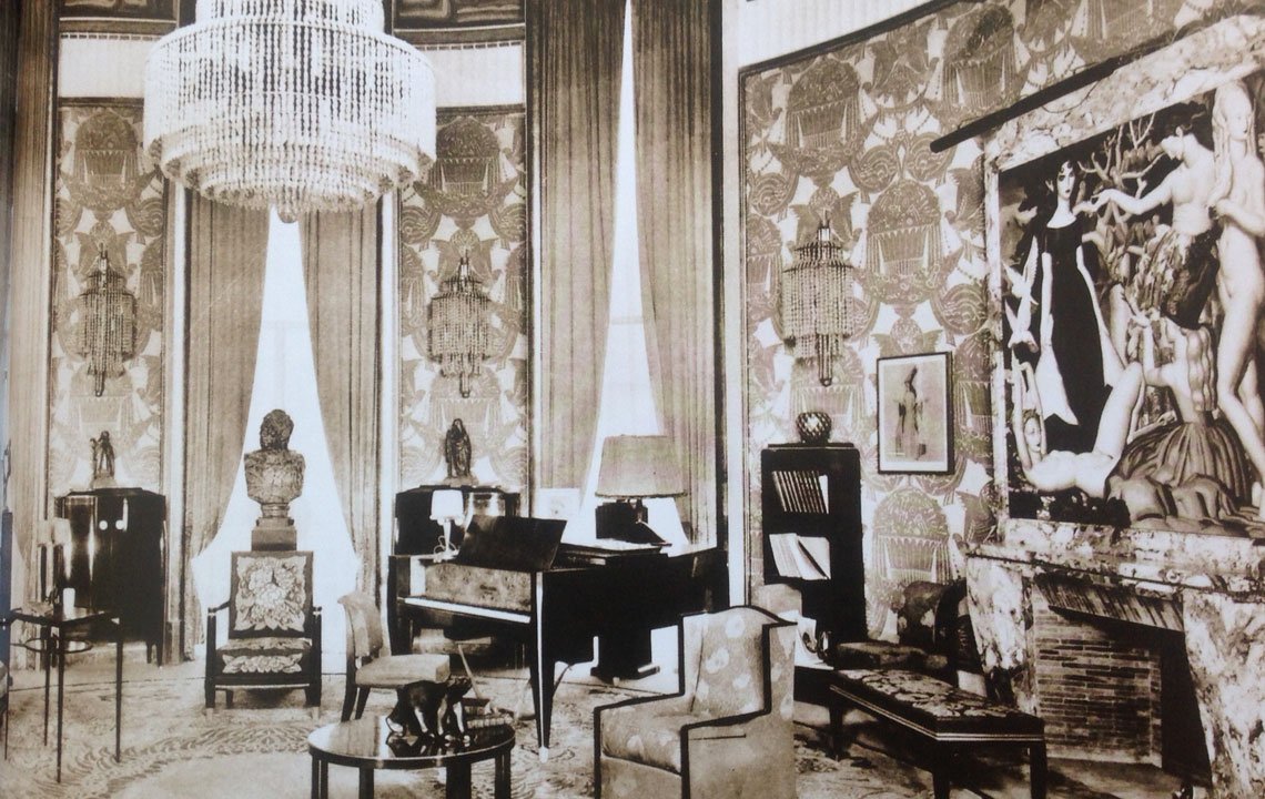 The salon of the Hotel du Collectioneur, with furniture by Émile-Jacques Ruhlmann. and painting by Jean Dupas (wikipedia.org)