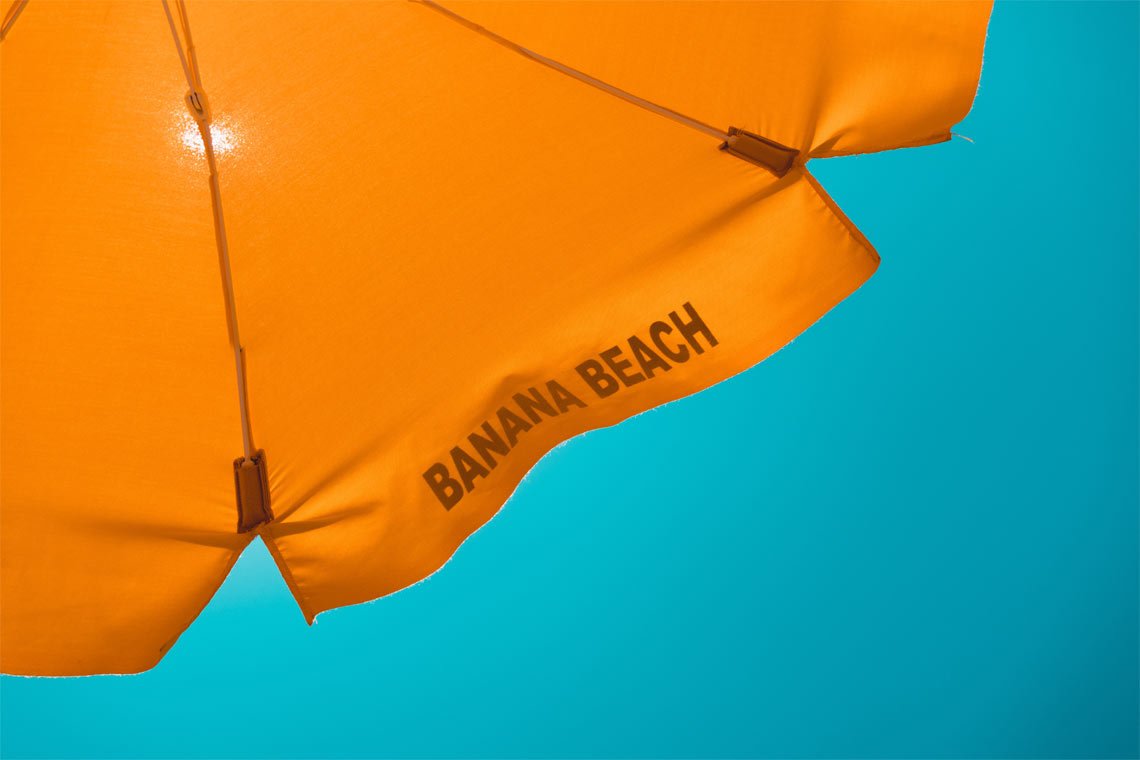 Beach parasol wallpaper by Daniel Hansen